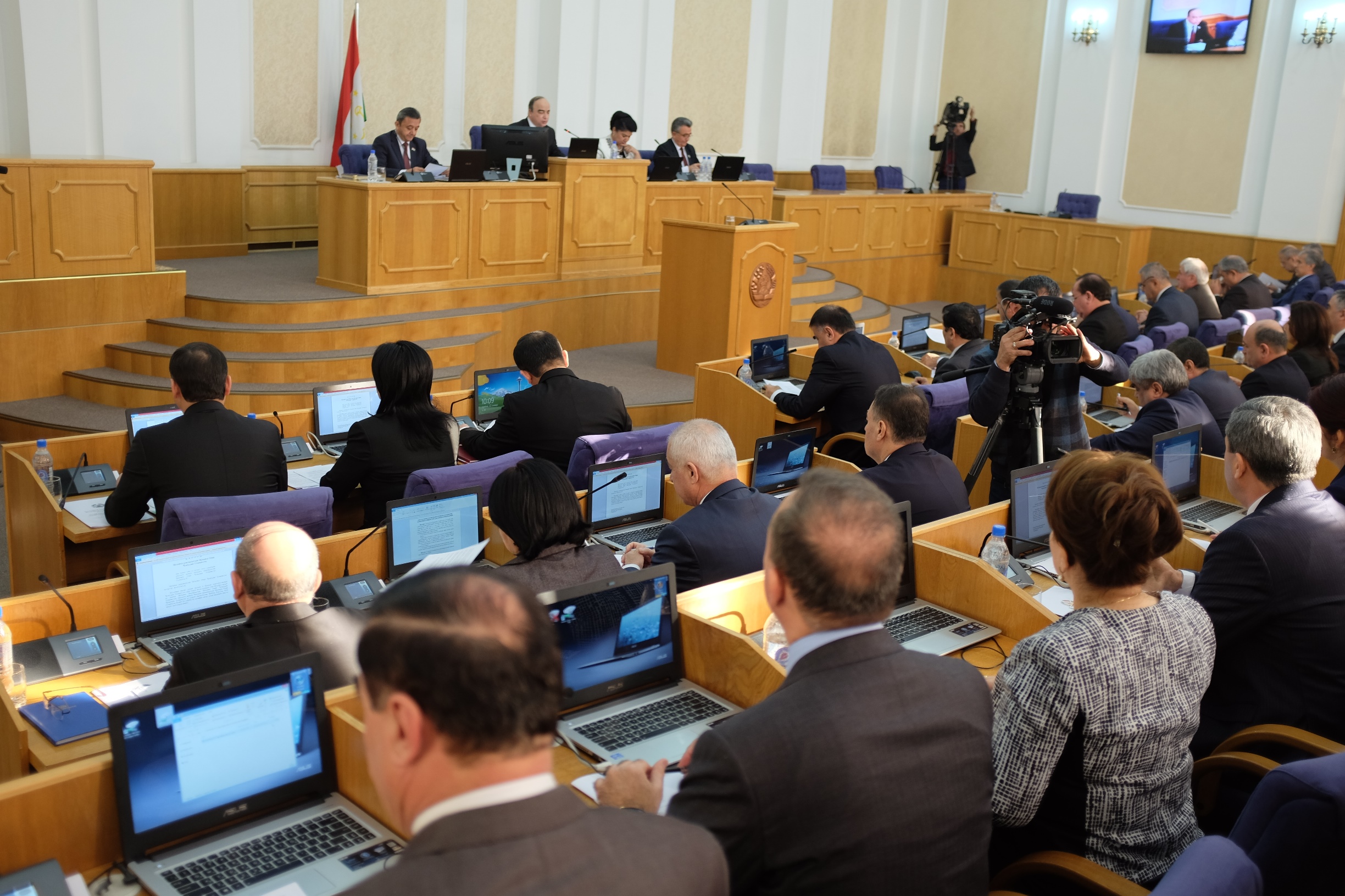 Парламент Таджикистана принял поправки в закон об упорядочении традиций. Приданым невест займутся позже