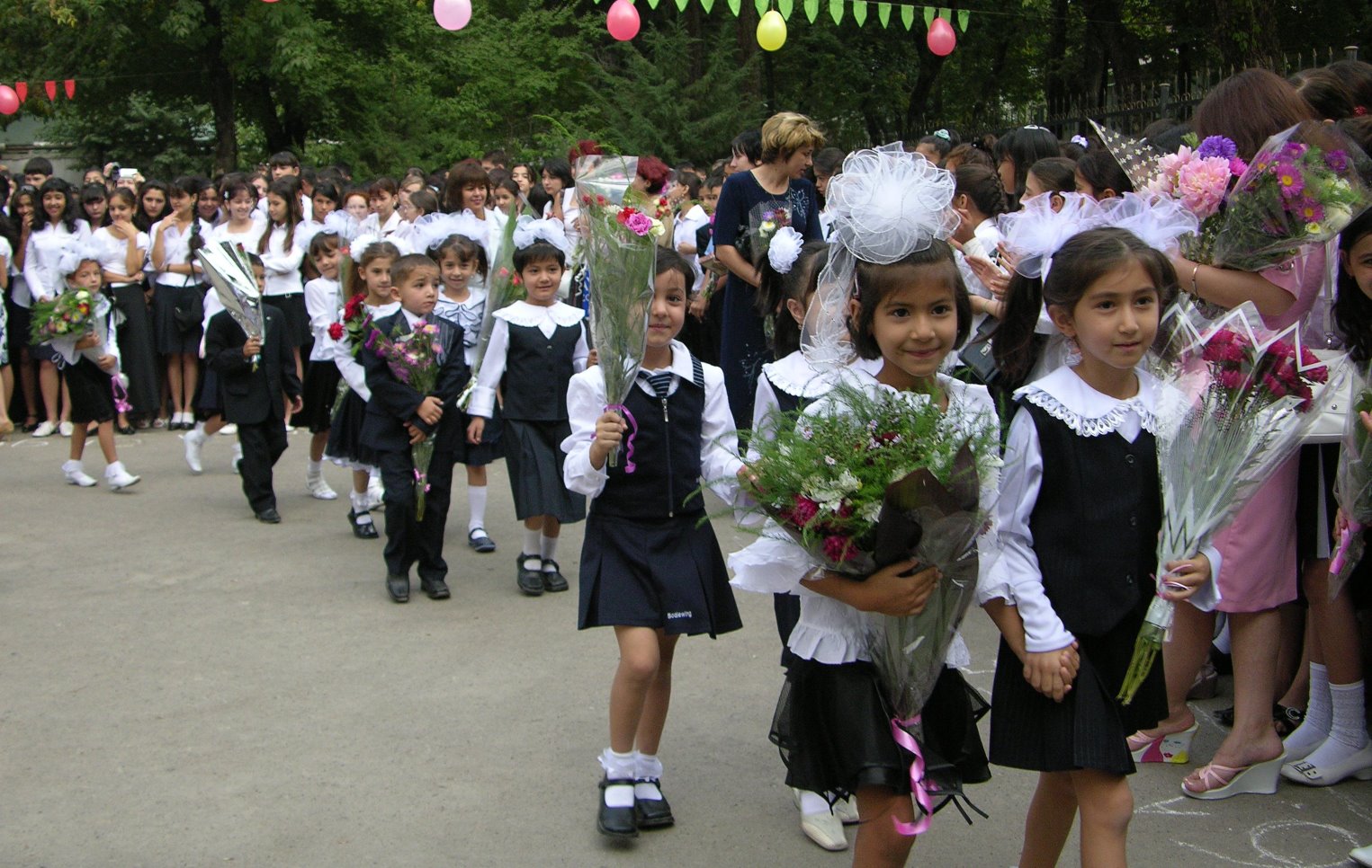 1-го сентября в школу. Министерство образования Таджикистана уверяет, что не нарушает закон