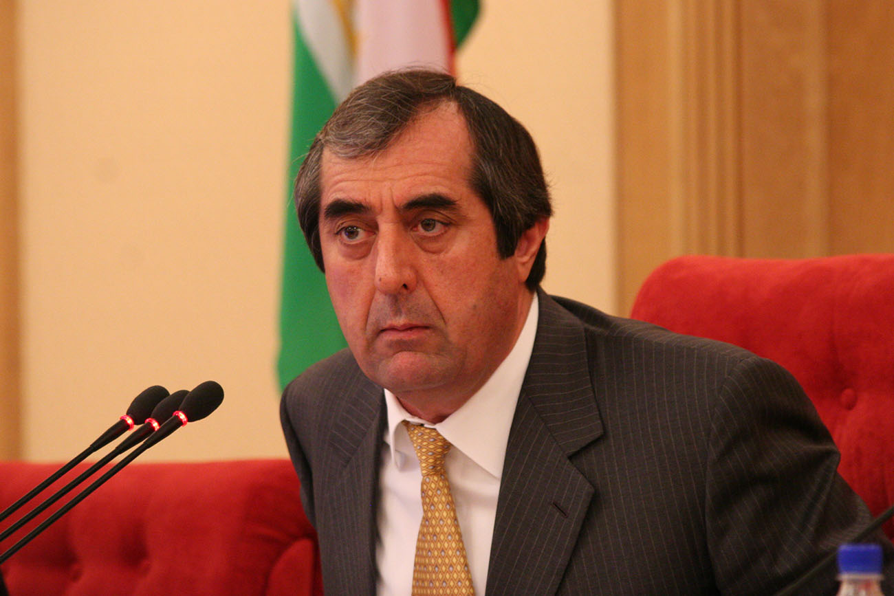 Сенаторы Таджикистана поддержали закон, призывающий уважать национальную одежду