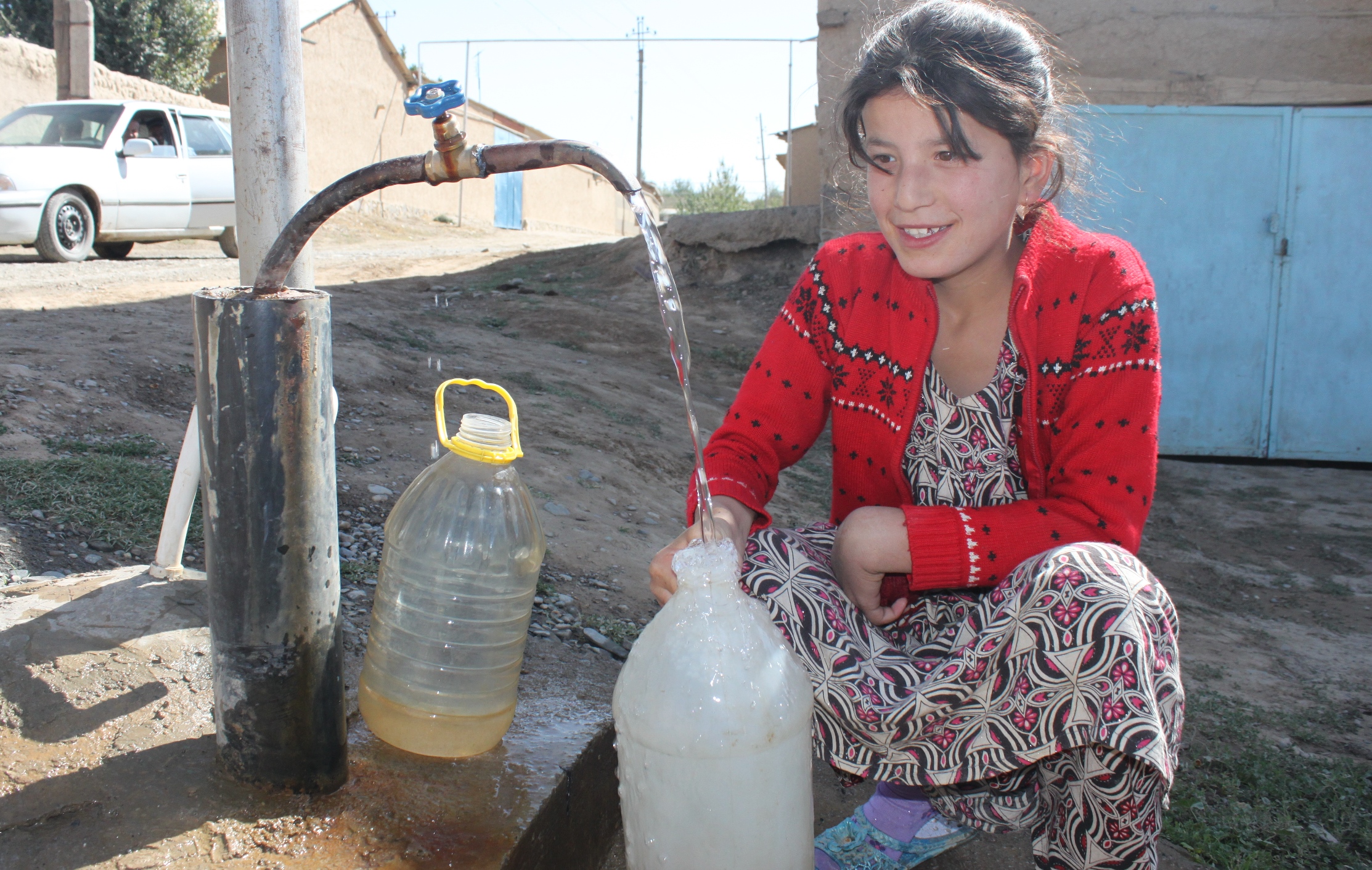 Чиста таджикский. Водопровод в Таджикистане. Чистые воды Таджикистана. Питьевая вода Таджикистан. Таджикистанская вода питьевая.
