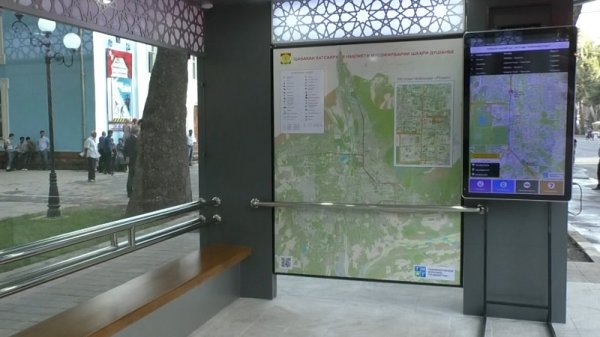 В Душанбе открыли образцовую остановку общественного транспорта с интерактивной картой