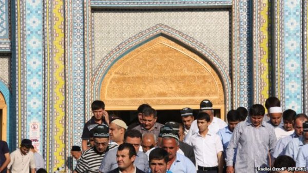 "Не в мечеть, а в школу!". Профсоюзы Таджикистана поддержали решение Минобрнауки