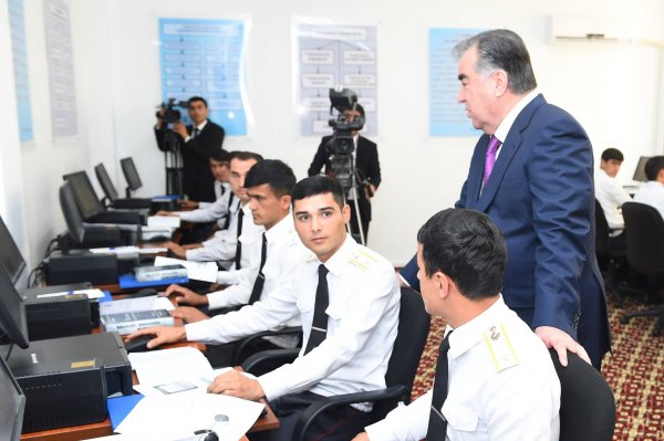 Президент Таджикистана провел урок мира для его защитников. В Академии МВД