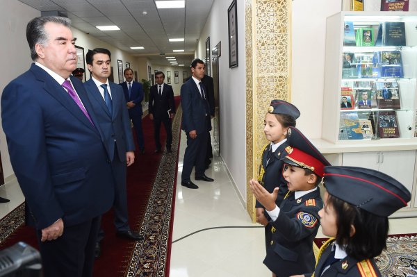 Президент Таджикистана провел урок мира для его защитников. В Академии МВД