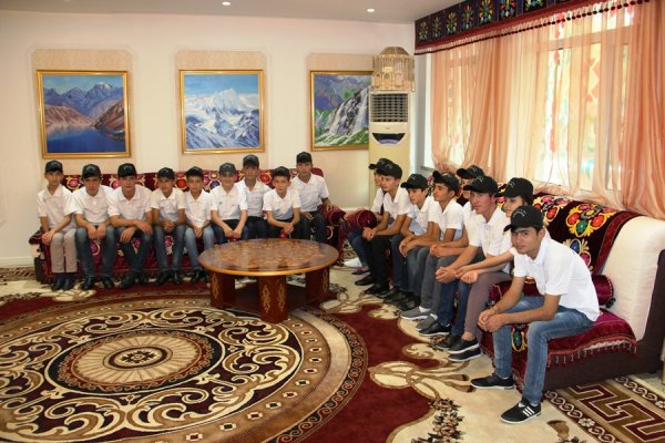 Воспитанники интернатов Таджикистана посетили штаб-квартиру ШОС в Пекине