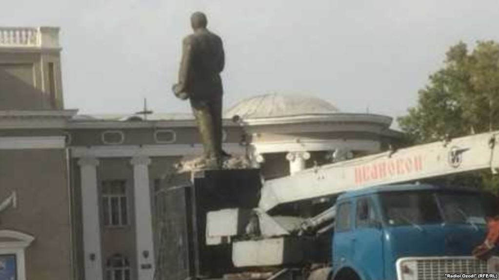 В Бустоне демонтировали последний на севере Таджикистана памятник Ленину