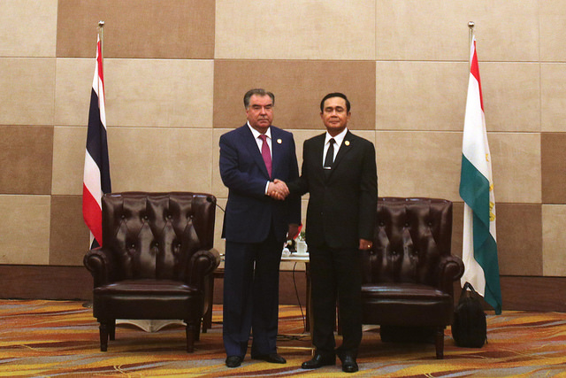 Лидер нации Эмомали Рахмон встретился с Премьер-министром Королевства Таиланд Праютом Чан–Оча