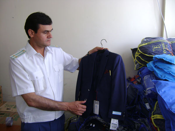 Таджикского предпринимателя обвиняют в незаконной продаже школьной формы из Узбекистана