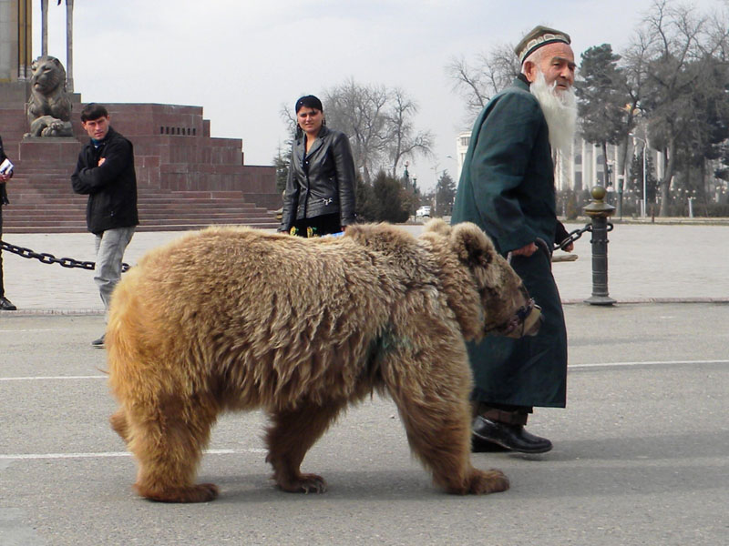 В Душанбе изготовили скульптуру народного символа города – Деда и медведицы Маши