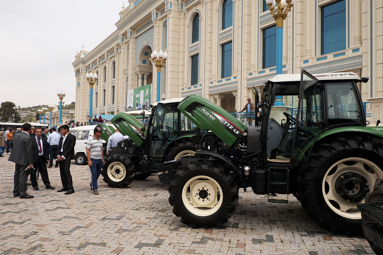 Узбекские тракторы, представленные на выставке, прошедшей в апреле этого года в Душанбе.