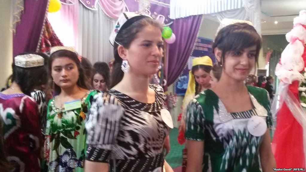 Власти Таджикистана в SMS-сообщениях призывают граждан носить национальную одежду