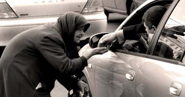 Просящую милостыню бабушку, таджикские милиционеры оштрафовали на 40 сомони