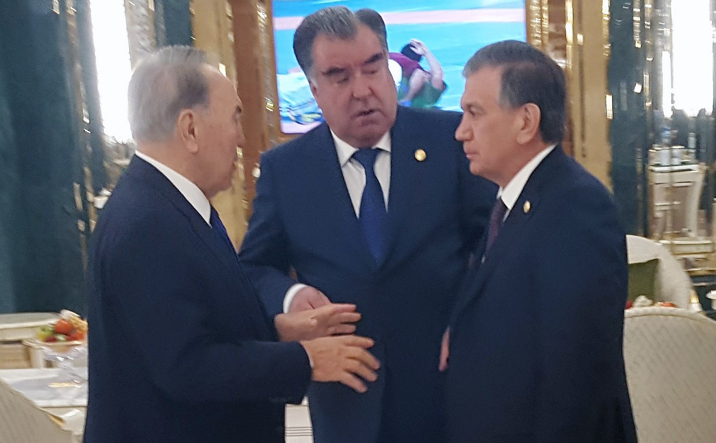 Эмомали Рахмон в Ашхабаде провел встречу с Мирзиёевым и Назарбаевым. Затем отбыл в Нью-Йорк