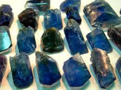 В сумке жительницы Душанбе нашли более килограмма драгметаллов и камней