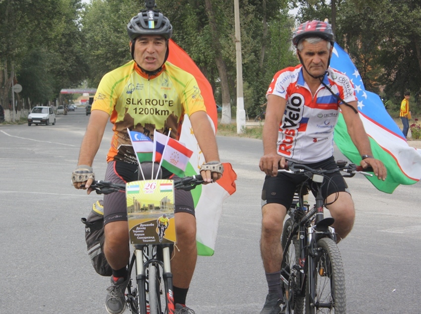 Сопровождает Хурсанда Шерова (слева) по Таджикистану его одноклассник Актамджон, живущий в Турсунзаде.