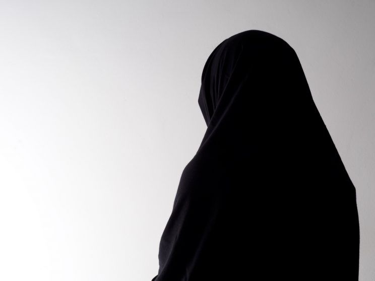 Охота на хиджабы в Худжанде: женщину увезли в участок за отказ снять хиджаб