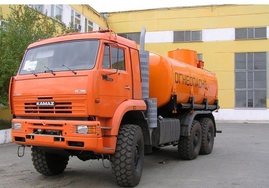 Таджикская таможня пресекла ввоз 10 тысяч литров дизтоплива из Кыргызстана
