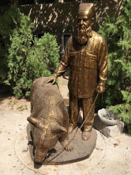 В Душанбе изготовили скульптуру народного символа города – Деда и медведицы Маши