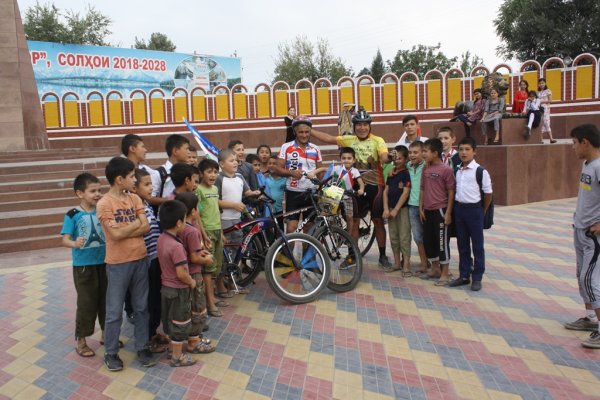 В Таджикистан приехал поющий велотурист из Узбекистана