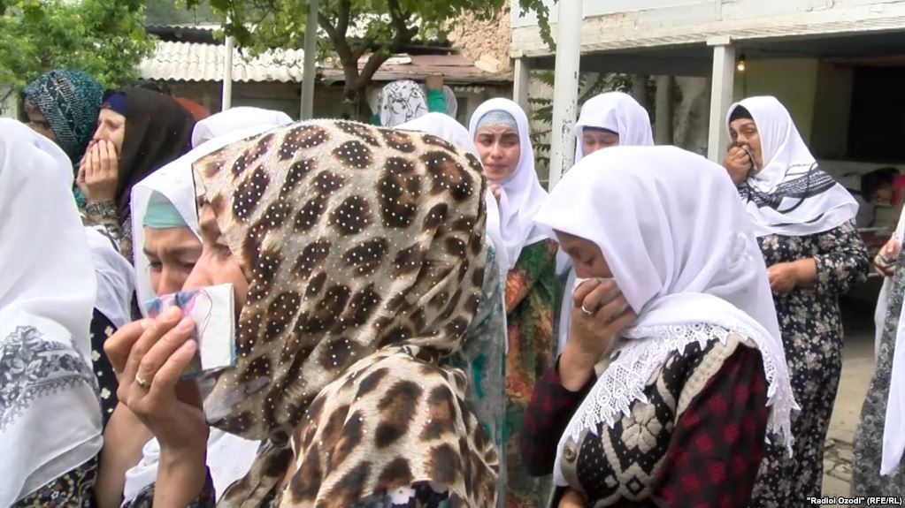 Во многих регионах Таджикистана существует традиция приглашения специальных плакальщиц на похороны. Теперь она под запретом.