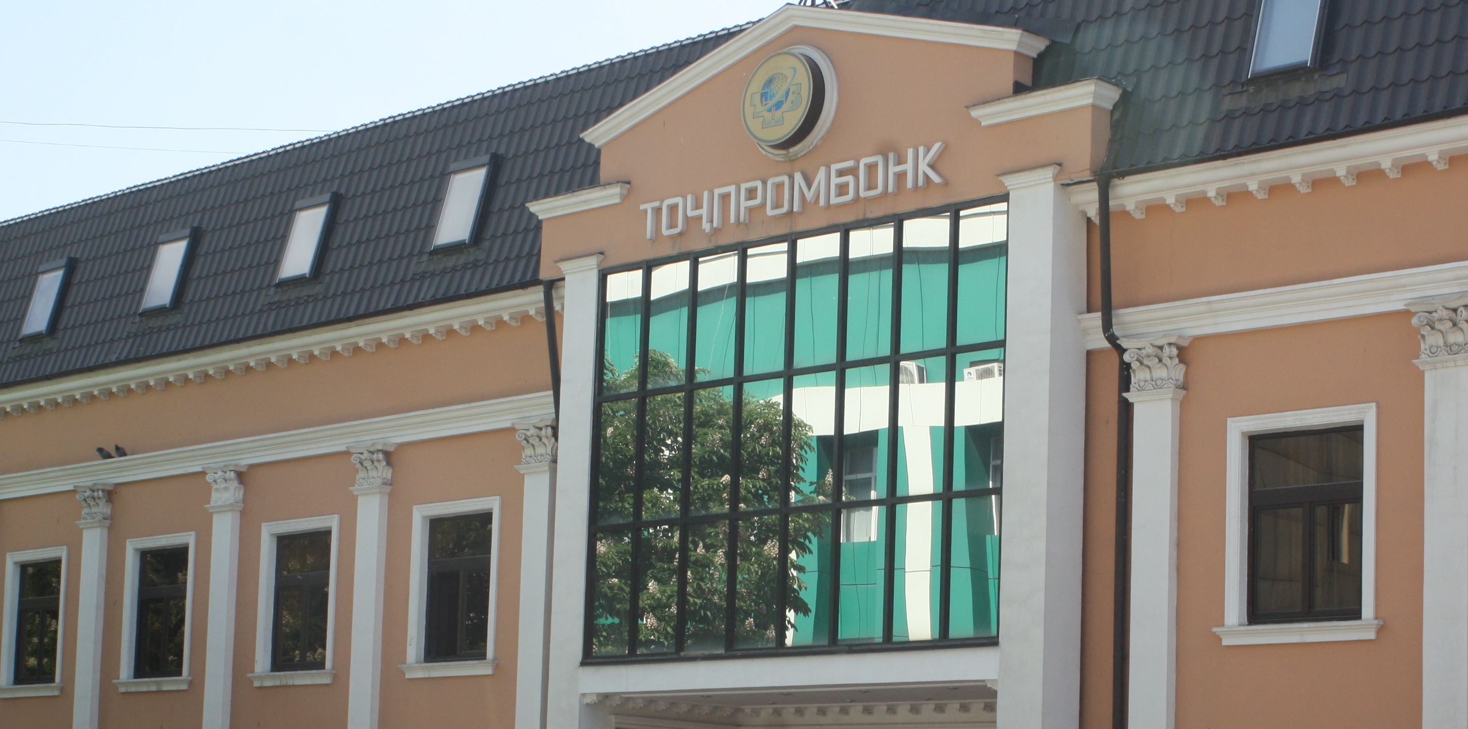 Руководство подразделения «Таджпромбанка» присвоили себе 200 тысяч долларов клиентов