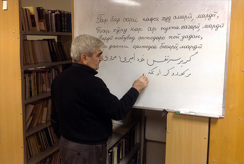 Таджикски салом. Таджикская письменность. Письменный язык таджиков. Таджик учит русский. Язык таджиков выучить на русском.
