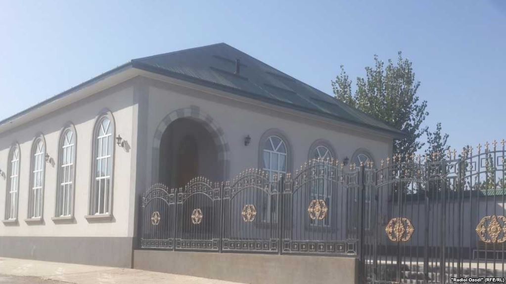 В Таджикистане расследуют инцидент с оскорблением прихожан мечети чиновником
