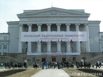 Уральский университет имени Ельцина подарил Таджикистану 600 книг на русском языке