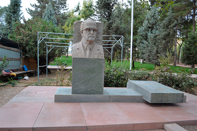 Могила Джаббора Расулова в парке Айни до перезахоронения