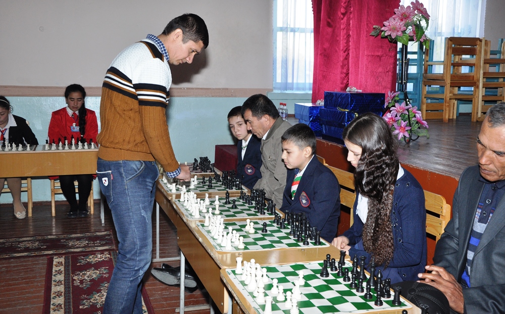 В Джаббор Расулове прошел сеанс одновременной игры по шахматам