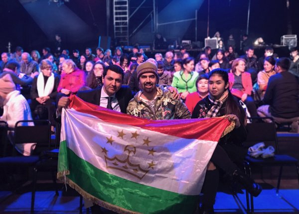 Сафармухаммад Кодири спел на кыргызском и вышел в лидирующую тройку на SILK WAY STAR