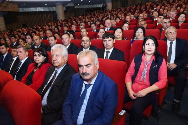 Эмомали Рахмон: Таджикские товары нуждаются в рекламе