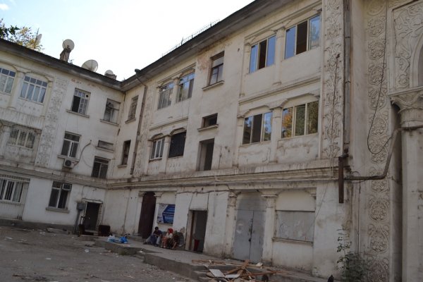 В Душанбе cносят знаменитые «дома с арками»