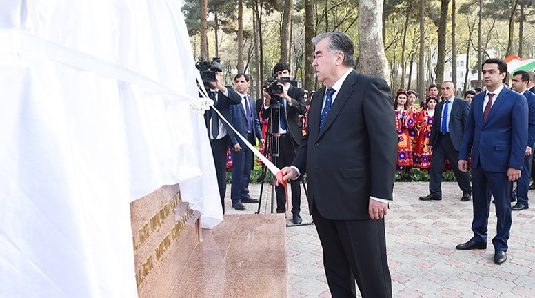 Президент открыл реконструированный парк имени Садриддина Айни в Душанбе