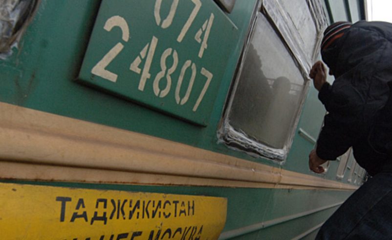 С таджикских поездов в России продолжают снимать пассажиров. Среди них женщины с детьми и инвалиды