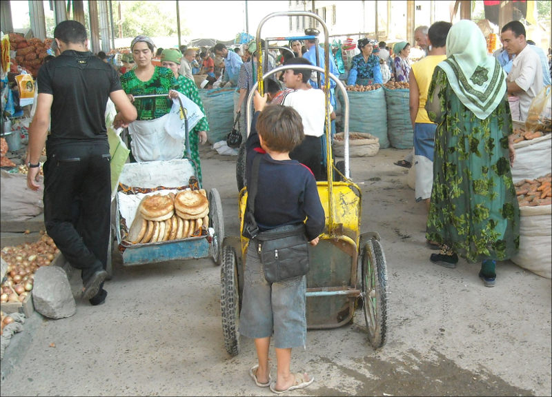 Дети-арбакеши работают на всех рынках в Таджикистане