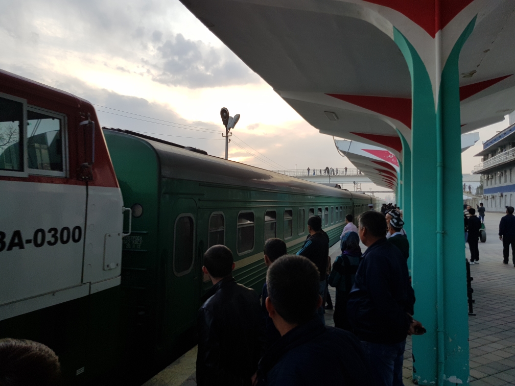 Уставшие, но радостные мигранты из «Аксарайска» добрались до Душанбе