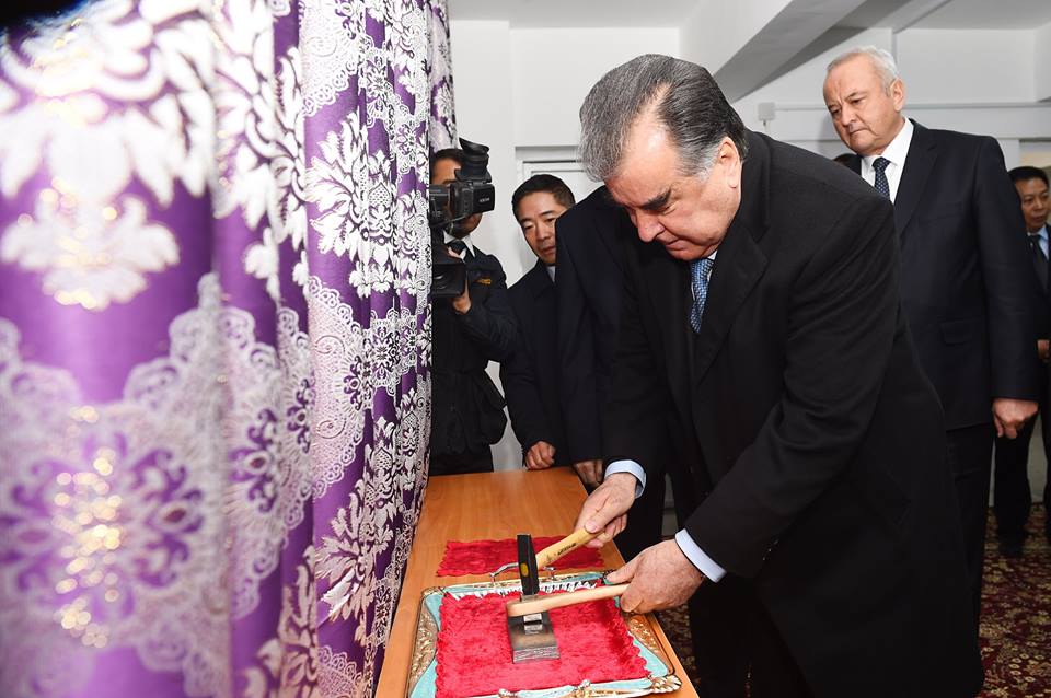 Эмомали Рахмон поставил метку на первую чушку свинца, произведенную в Таджикистане