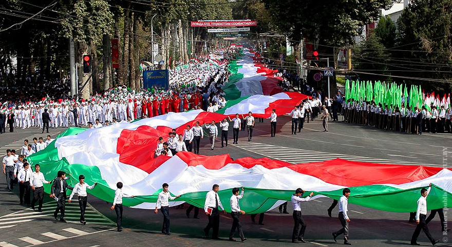 Государственный флаг Таджикистана длиной 2 тысячи 11 метров и весом почти в одну тонну пронесли по улицам Душанбе в День независимости Таджикистана 9 сентября 2011 года.