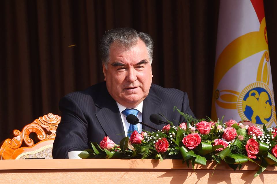 Эмомали Рахмон поздравил таджикистанцев с Днем государственного флага