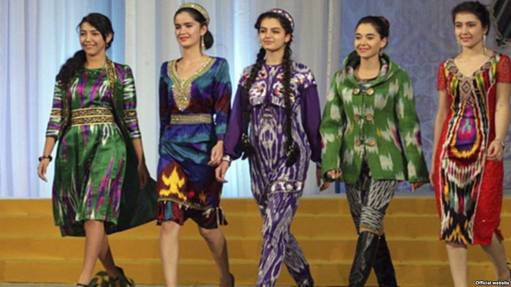 Примерно вот так, по мнению разработчиков инструкции, должны одеваться молодые девушки Таджикистана.