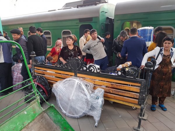 Уставшие, но радостные мигранты из «Аксарайска» добрались до Душанбе
