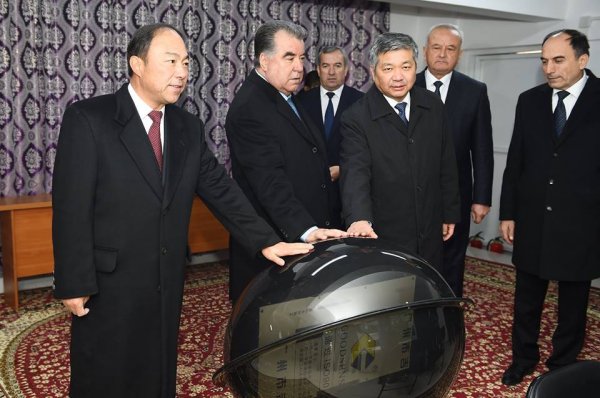 Эмомали Рахмон поставил метку на первую чушку свинца, произведенную в Таджикистане