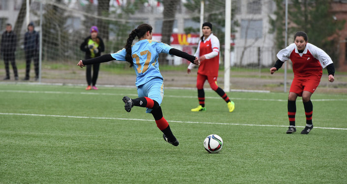 Девушки-непрофессионалы сыграют в футбол в рамках турнира «Оранжевый мяч»