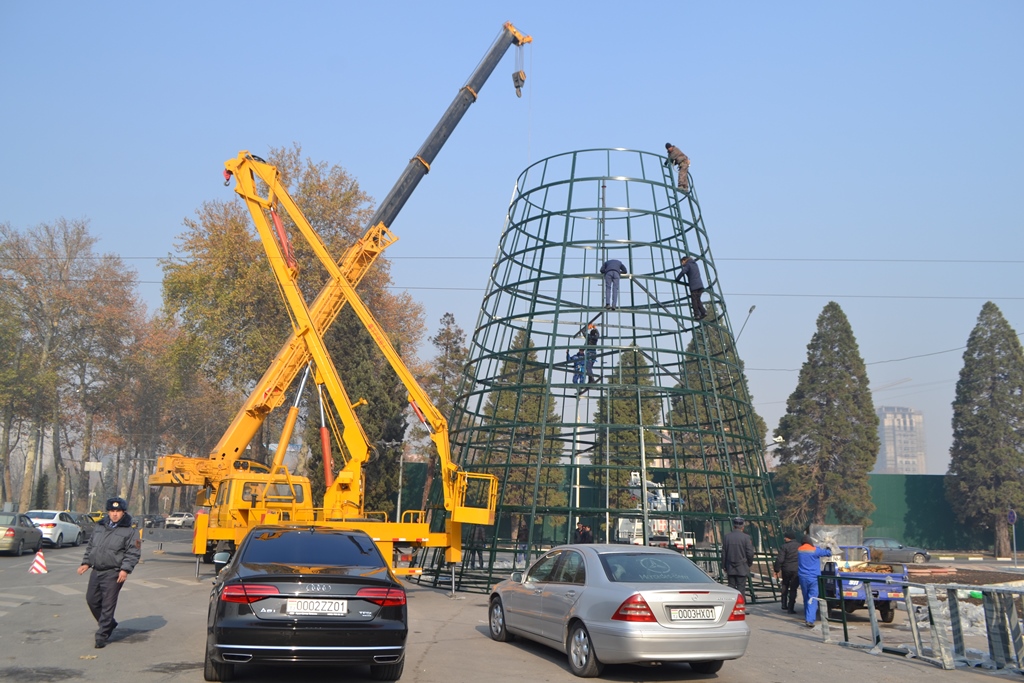 В центре Душанбе начали устанавливать главную ёлку страны