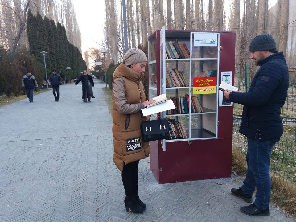 В Хороге появились бесплатные «уличные библиотеки»
