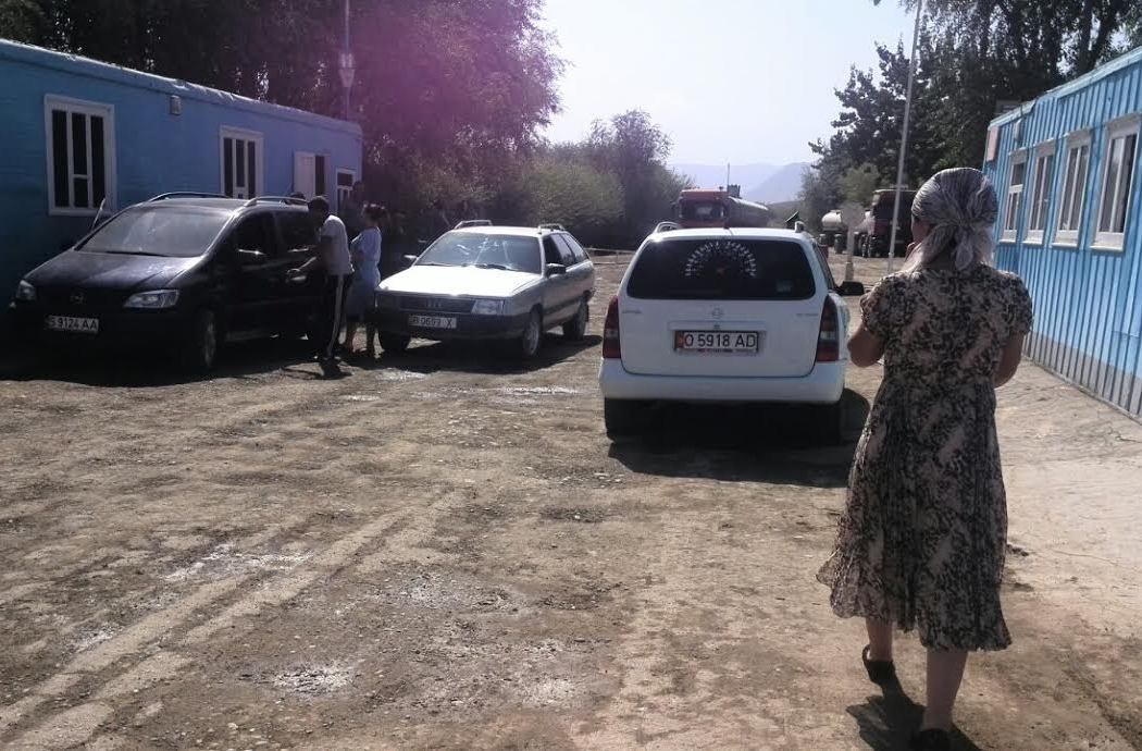 Кыргызы жалуются: Таджикистан ввел плату за проезд по трассе Баткен-Исфара