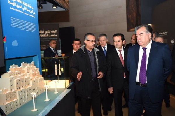 Эмомали Рахмон ознакомился с историческими памятниками Иордании