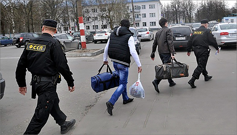 Около 200 тыс. таджикистанцам закрыт въезд в Россию
