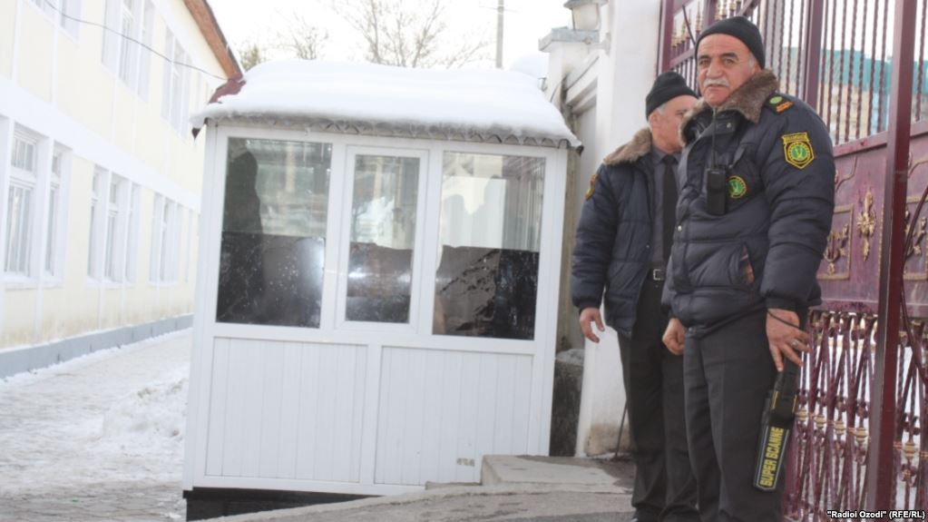 Охрану школ в столице Таджикистана возложили на милицию
